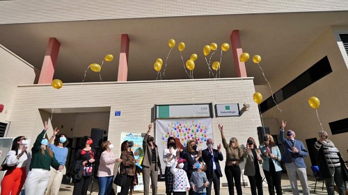 Las instituciones conmemoran el ‘Día del Cáncer Infantil’ en el CEIP Posidonia de Roquetas de Mar