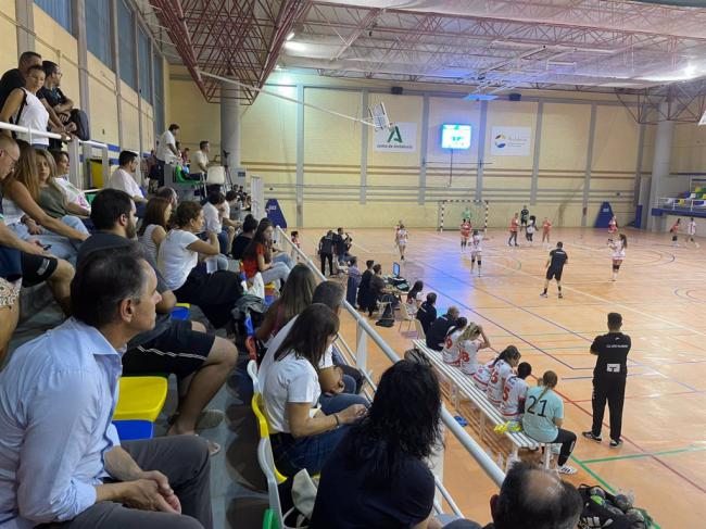 El balonmano femenino se mide en un derbi en el Pabellón de la Juventud