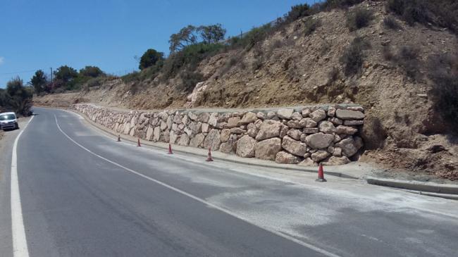 Una escollera acabará con los desprendimientos en la AL-3104 de Bahía Alta a El Alquián