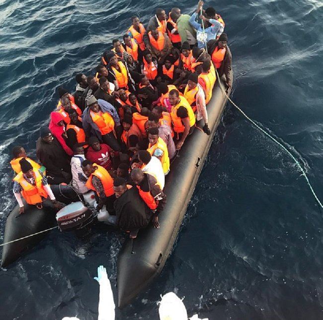 Interceptada una embarcación con 53 inmigrantes subsaharianos que son trasladados al Puerto de Almería