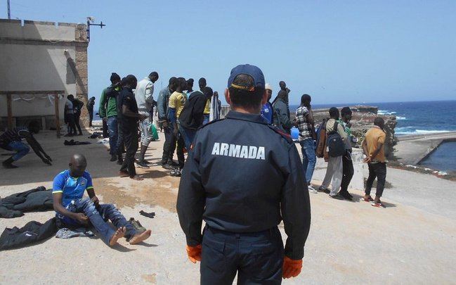 Trasladan al puerto a 49 hombres que llegaron a la isla de Alborán en patera