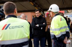 Juanma Moreno pide a Susana Díaz que se implique para evitar el cierre de CEMEX