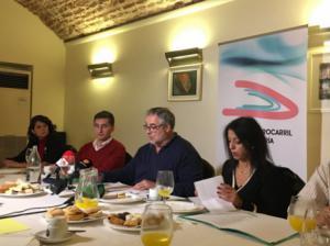 Los candidatos cierran campaña hablando con la Mesa del Ferrocarril