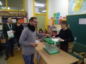 El candidato de Adelante Andalucía vota en su colegio