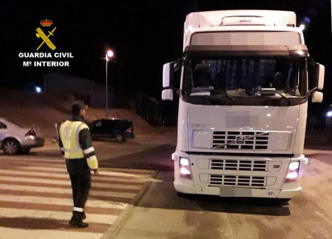 El conductor de un camión de 40 toneladas quintuplicaba la tasa de alcohol y llevaba un menor