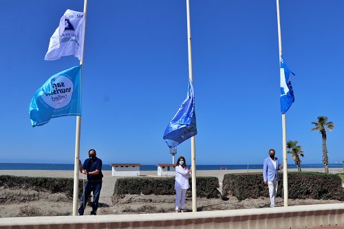 El Ejido recibe las banderas azules de sus playas