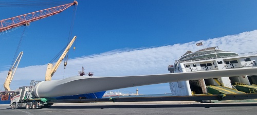 El buque ‘BBC Brisbane’ embarca 12 palas de aerogeneradores