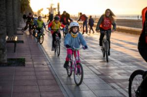 ‘En bici y andando al cole’ fomenta una movilidad sostenible en la capital