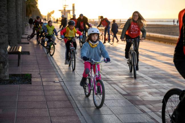 ‘En bici y andando al cole’ fomenta una movilidad sostenible en la capital