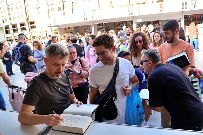 Multitudinario encuentro literario con Juan Gómez-Jurado