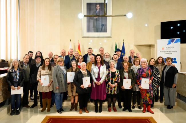 La alcaldesa entrega ayudas a 38 entidades vecinales