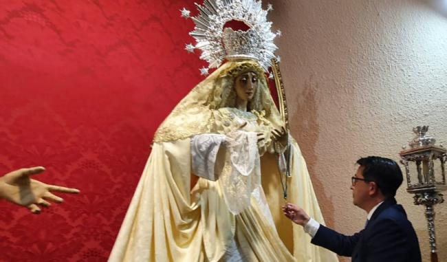 El diputado Manuel Guzmán entrega su medalla de la Corporación Provincial a la Virgen de La Estrella