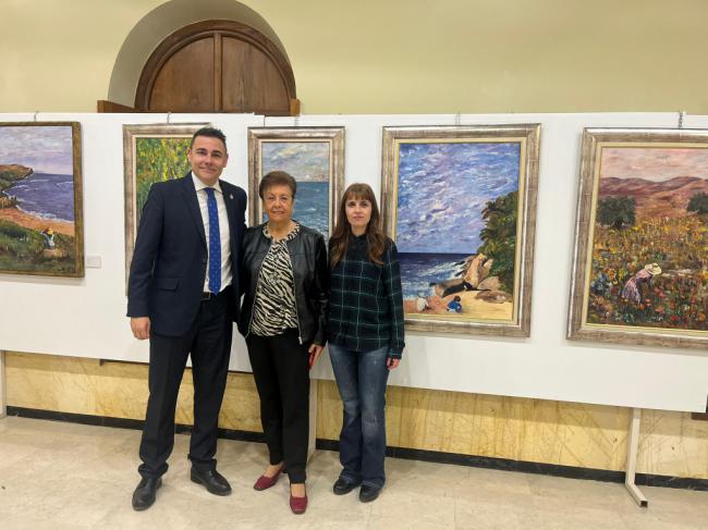 El Faro de Roquetas de Mar acoge la exposición “Explosión de Color” de la pintora Purificación López