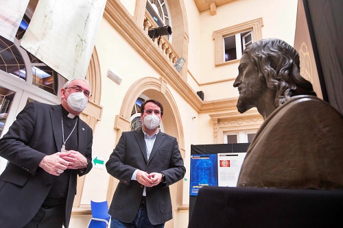 El obispo de Barbastro - Monzón visita la exposición 'El Hombre de la Sábana Santa'