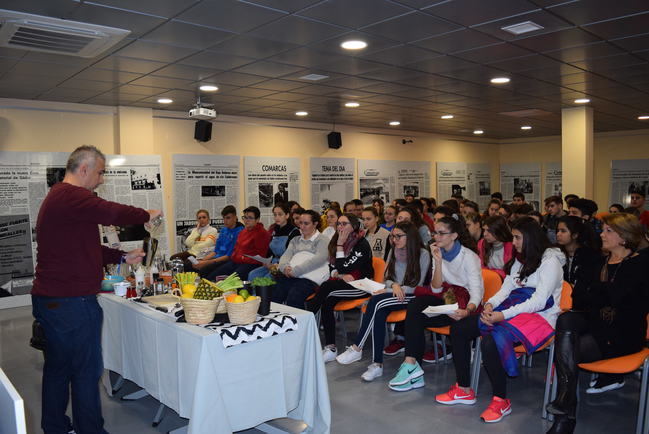 Jóvenes de Gádor aprenden alternativas al consumo de alcohol en el “Taller de Cócteles Saludables”