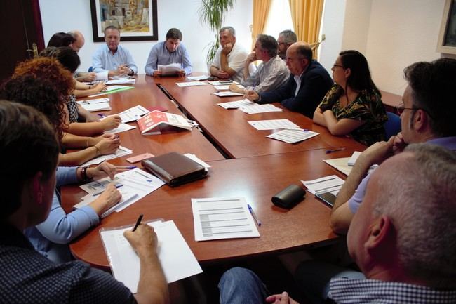 Ayuntamiento y agentes económicos y sociales trabajan en un plan para la plena integración laboral en Roquetas