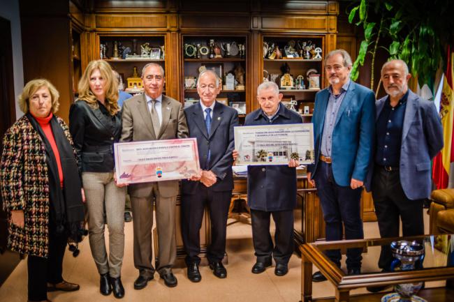 Amat entrega cheques 'solidarios' a la Asociación Contra el Cáncer y la Fundación Jesús Peregrín