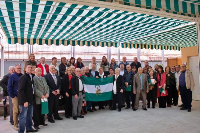 Los Centros de Participación Activa de Almería reciben la bandera de Andalucía con motivo del 4D