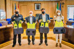 Entrega de fundas especiales y ocho nuevos chalecos antibalas para la Policía Local de Roquetas de Mar