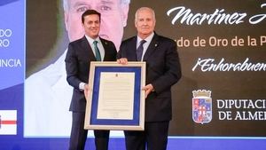 El médico Francisco José Martínez Amo recibe el Escudo de Oro de la Provincia