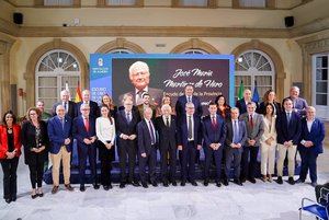 El periodista José María Martínez de Haro recibe el Escudo de Oro de la Provincia