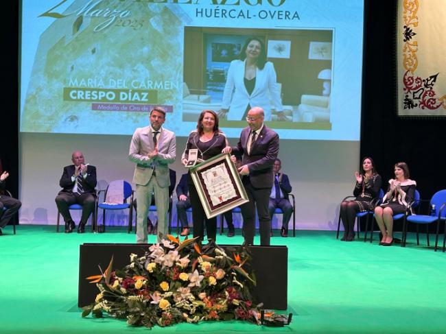 Carmen Crespo agradece el Escudo de Oro de Huércal-Overa recibido