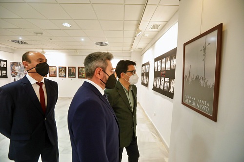 La fotografía histórica de la Semana Santa `procesiona´ en la Galería Alfareros