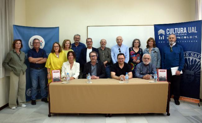 Estudiantes de la Universidad de Mayores escriben un libro de relatos