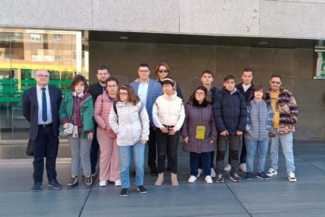 Estudiantes con diversidad funcional visitan la Ciudad de la Justicia