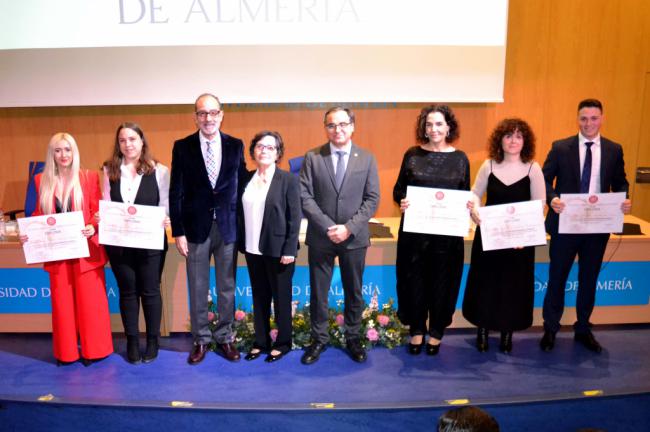 Derecho reconoce la excelencia de sus estudiantes