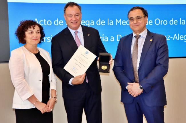 Miguel López-Alegría recibe la Medalla de Oro de la Universidad de Almería