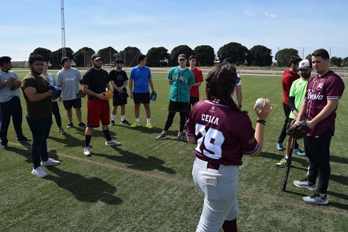 UAL se anota un ‘home run’ al dar cabida al béisbol y al sófbol