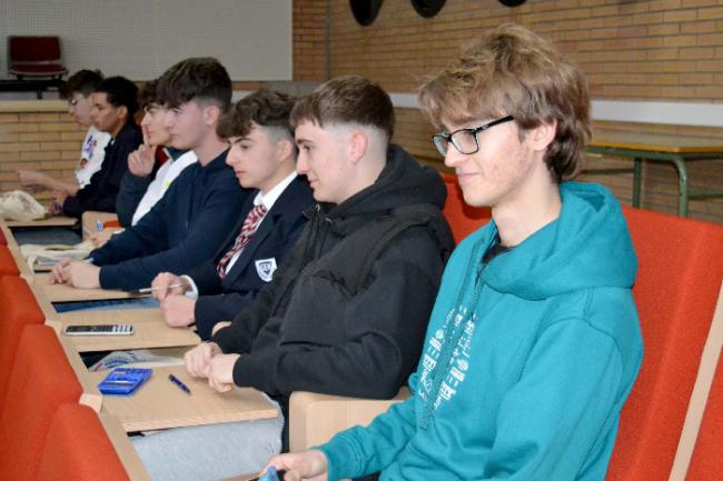 Estudiantes de Almería se retan en la Olimpiada de Física