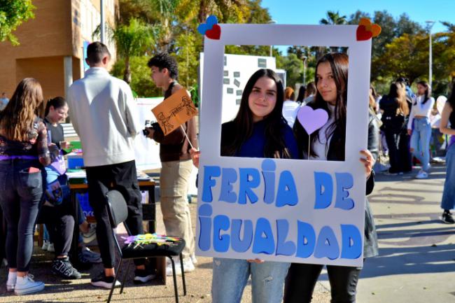 Cientos de estudiantes participan en la IX Feria de la Igualdad