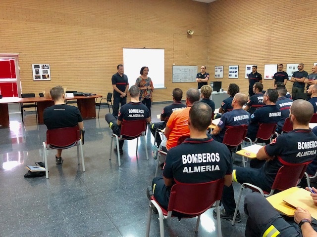 La Junta forma a bomberos de Almería en seguridad durante operaciones de salvamento en vertical