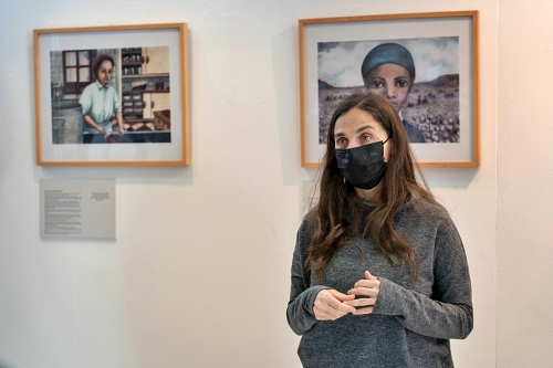 El Teatro de Roquetas acoge la exposición “Mujeres” de la ilustradora Isabel Ruiz Ruiz