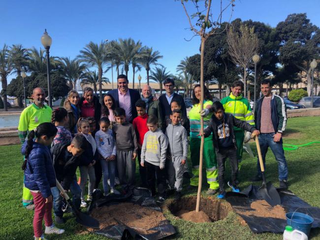 El Ayuntamiento conmemora el Día del Árbol plantando uno en el Parque Nicolás Salmerón