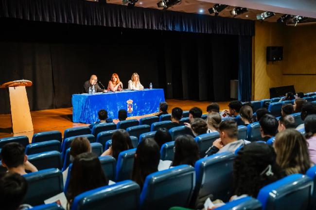 100 alumnos en ‘Poetas y jóvenes’ de Roquetas con Ioana Gruia