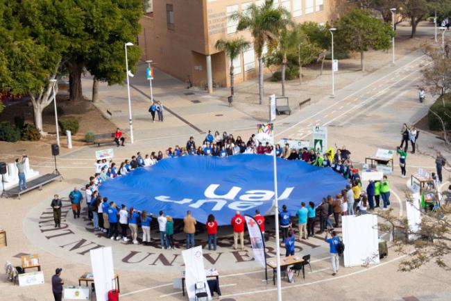 La UAL alza al cielo su gran lona de la solidaridad