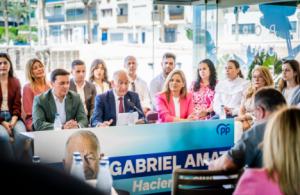 Amat presenta sus 28 años de gestión como aval de su candidatura