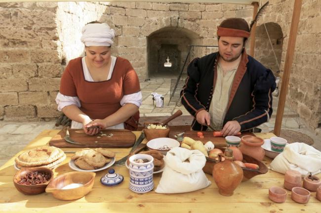 3.000 visitantes asistieron a la recreación histórica de un campamento militar medieval en la Alcazaba