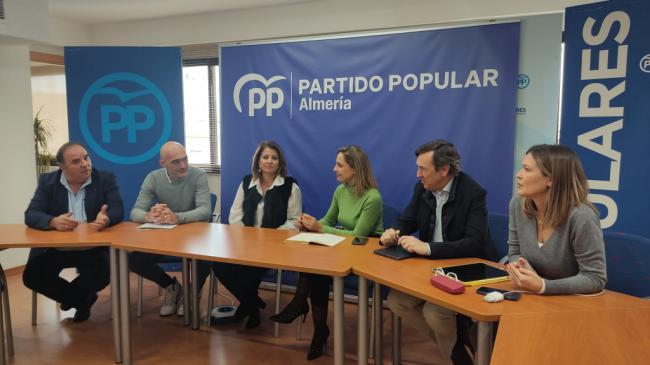 Funcionarios de prisiones exponen su situación al PP