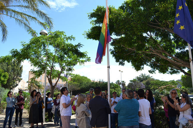 La bandera arcoíris ondea en la Universidad de Almería por un campus sin discriminación