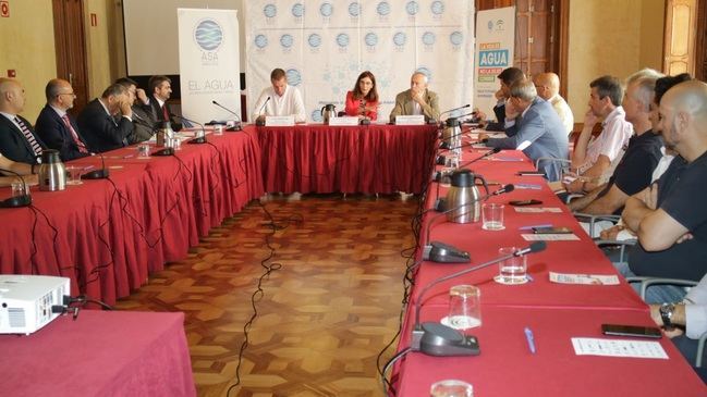 El sector andaluz del agua y la Junta conciencian sobre el uso y consumo responsable de este recurso en Almería