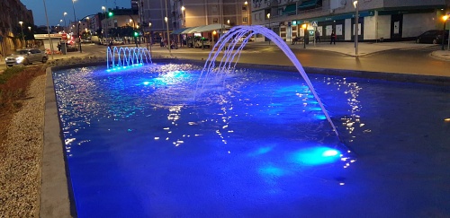 El Ayuntamiento de Almería tiñe de azul las fuentes por el Día del Niño