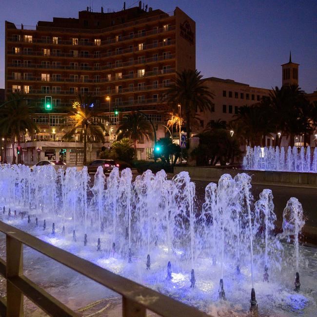 Almería se viste de color para conmemorar el Día de la Lengua de Signos y el Día de los Donantes de Sangre