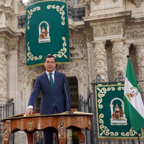 Moreno promete su cargo a las puertas del Parlamento Andaluz