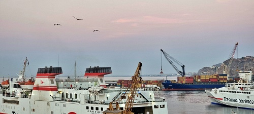 Los puertos de Almería y Carboneras mueven un 2,4% más de mercancías