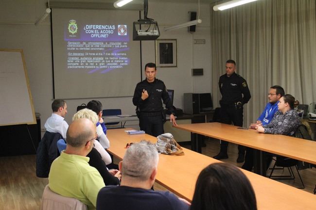 La Policía Nacional ha llevado a cabo el “I Taller para Padres” en Almería