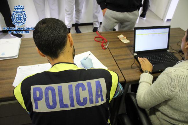 Tres detenidos por tripular una patera con 53 personas rescatada en aguas almerienses